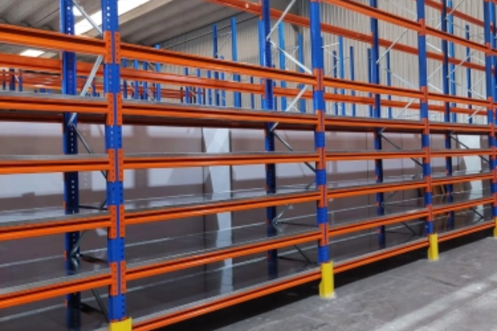 Com prateleiras para picking